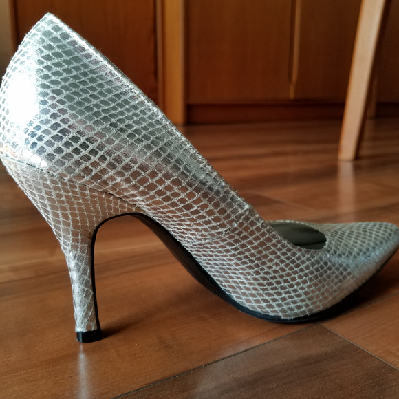 RAMPAGE Silver Classic Pump "Nicki" Sz 6 Excellent - Picture 13 of 14
